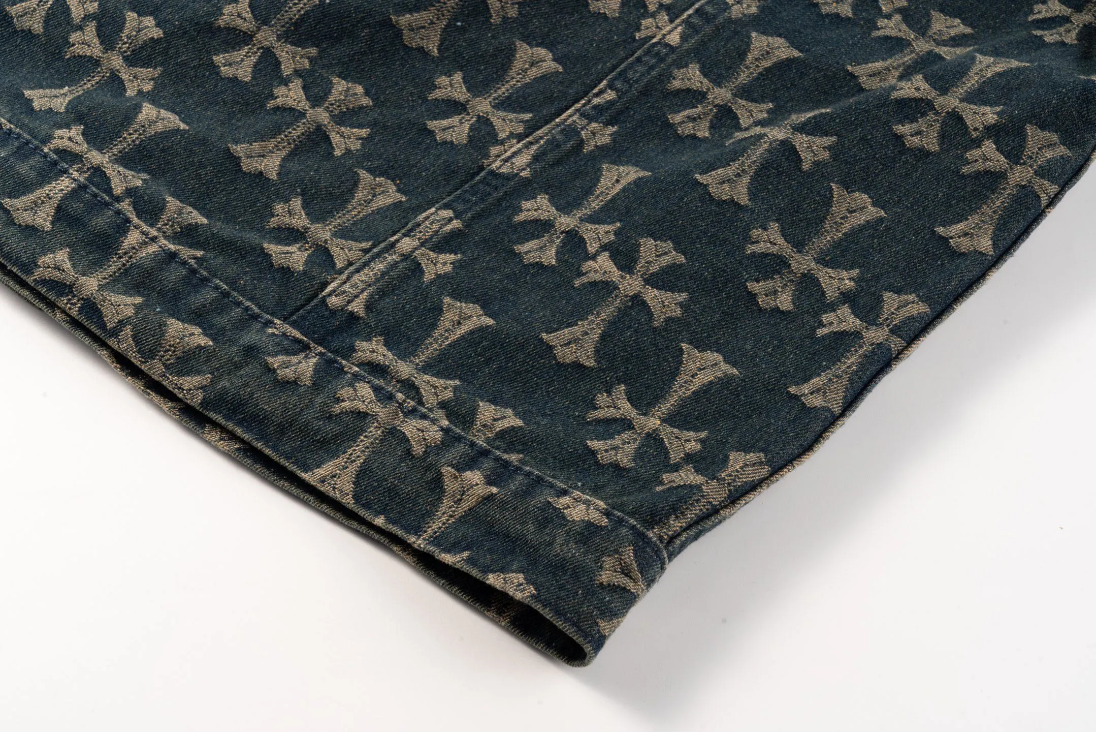P240 Chrome Hearts | Chrome Hearts CH all-over printed jacquard denim jacket - 2024 autumn new product, the same style as the Internet celebrity star's cross-printed denim jacket, with unique cross design elements and all-over printing, full of design sense. It is made of 100% denim cotton fabric with heavy coarse yarn count, which ensures a stiff and tough silhouette while being soft, comfortable and breathable. The lapel is designed with silver buttons and is full of texture.  The classic dark yellow cross logo is all over the dress. It is generous and full of personality without being exaggerated. It is a perfect versatile style for spring and summer!    Custom hardware! Same style for couples!  Three standards are complete, the same style for men and women, non-market ordinary version, feel free to compare, the quality is absolutely guaranteed. Style number: 1651# Color: blue Size: S M L XL